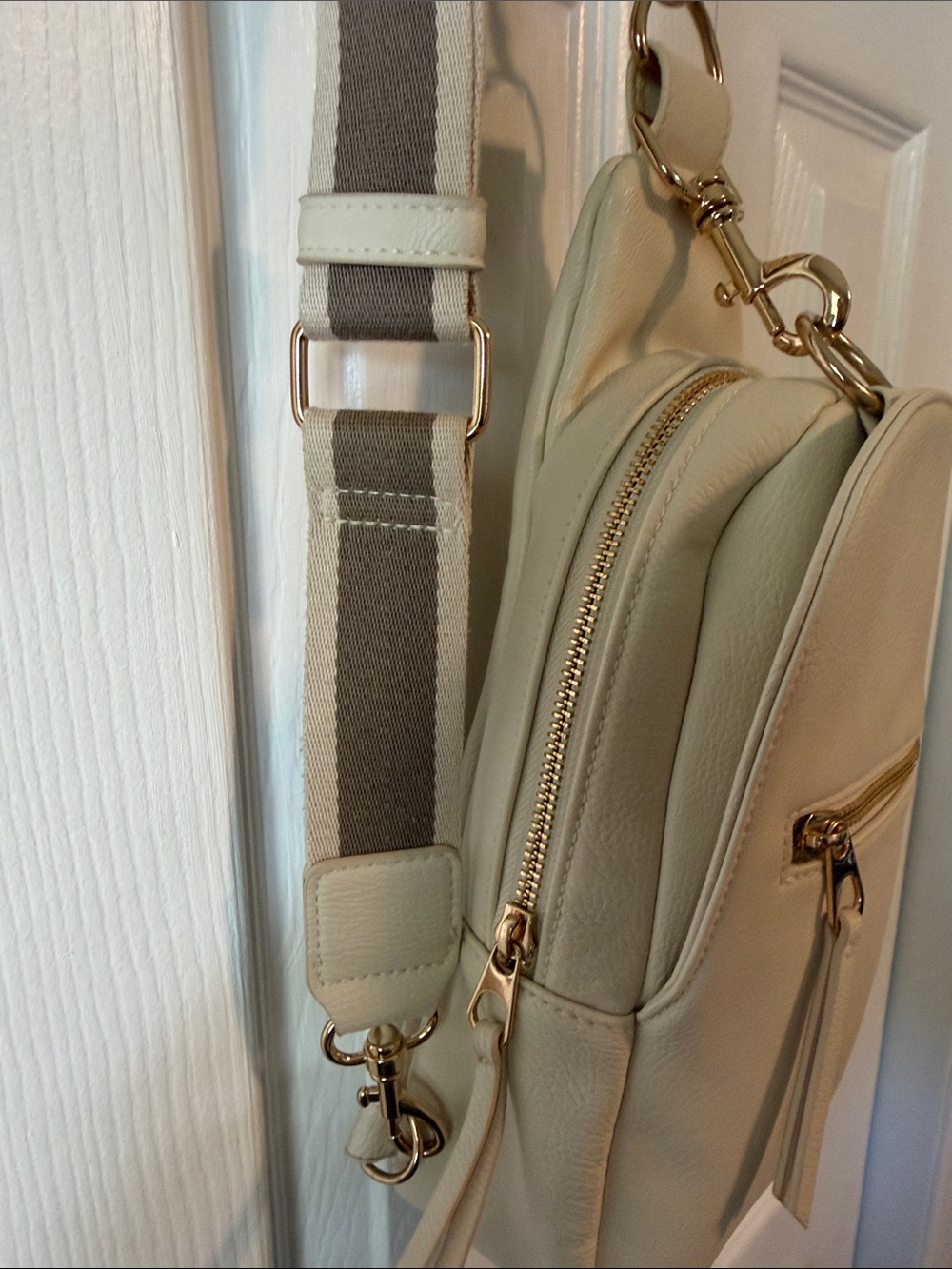 Universal Thread Cream Crossbody - Picture 4 of 10